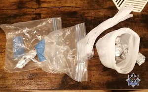 Jeden z zatrzymanych za przestępstwa narkotykowe mężczyzn był poszukiwany i ukrywał w lodówce znaczne ilości amfetaminy