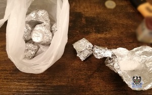 Na zdjęciu zabezpieczone przez policjantów narkotyki.