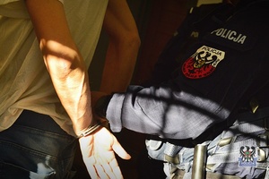 Dwóch kolejnych poszukiwanych już trafiło za kraty aresztu, jednemu udało się wykupić