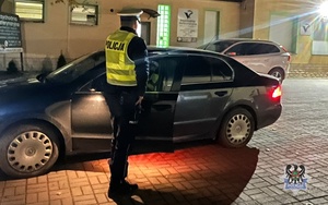 To miała być kontrola stanu technicznego pojazdu. Okazało się, że wewnątrz niego dusił się pies, dlatego policjanci podjęli się pilotażu samochodu do weterynarza
