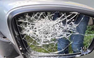 Konflikt postanowił rozwiązać uszkadzając trzy samochody oraz donice z kwiatami, a także zniesławiając pokrzywdzonego. Teraz może trafić za kraty więzienia na 5 lat