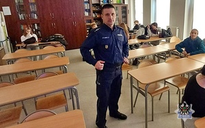 Wałbrzyski policjant ostrzegł młodzież przed handlem ludźmi