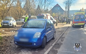 Piesi też muszą zachować środki ostrożności przechodząc przez jezdnię. Matka z córką wtargnęły pod jadący pojazd