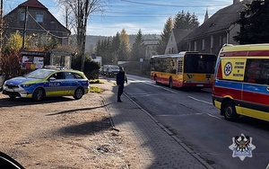 Na zdjęciu pojazdy na miejscu zdarzenia.