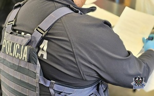 Na zdjęciu policjanci wykonują czynności procesowe z zatrzymanymi mężczyznami.