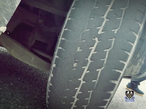 Na zdjęciu zużyta opona.