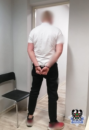zatrzymany sprawca w kajdankach