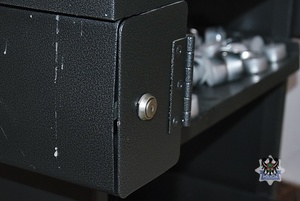 Na zdjęciu uszkodzone kasetki na pieniądze.