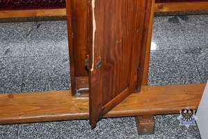 Na zdjęciu uszkodzone kasetki na pieniądze.