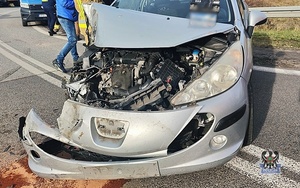 Na zdjęciu widoczne uszkodzenia w samochodzie.