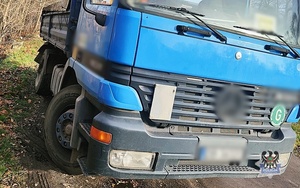 Na zdjęciu widoczne uszkodzenia w samochodzie.