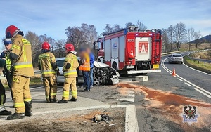 Na zdjęciu widoczne uszkodzenia w samochodzie.