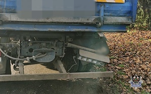 Na zdjęciu widoczne uszkodzenia w samochodzie.