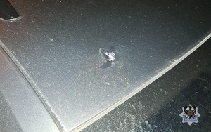 Na zdjęciu uszkodzona karoseria samochodu.