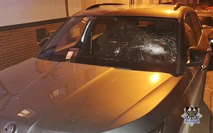 Na zdjęciu uszkodzona szyba w samochodzie.