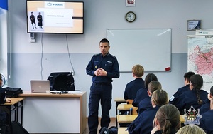 Na zdjęciu policjant w trakcie pogadanki z uczniami.