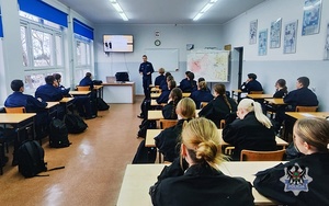Na zdjęciu policjant w trakcie pogadanki z uczniami.
