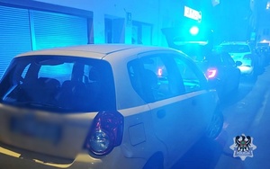 Na zdjęciu radiowóz oraz kontrolowany samochód.