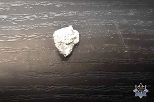 Na zdjęciu zawiniątko z narkotykami.