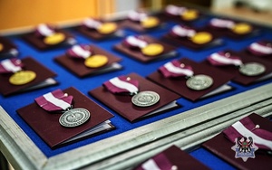 Na zdjęciu policjanci podczas uroczystego wręczenia medali.