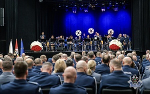 Na zdjęciu policjanci podczas uroczystego wręczenia medali.