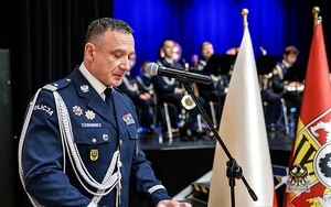 Na zdjęciu policjanci podczas uroczystego wręczenia medali.