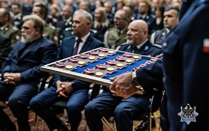 Na zdjęciu policjanci podczas uroczystego wręczenia medali.