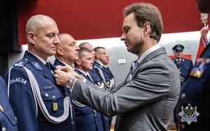 Na zdjęciu policjanci podczas uroczystego wręczenia medali.
