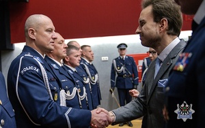 Na zdjęciu policjanci podczas uroczystego wręczenia medali.