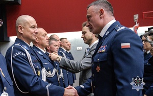 Na zdjęciu policjanci podczas uroczystego wręczenia medali.