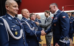 Na zdjęciu policjanci podczas uroczystego wręczenia medali.