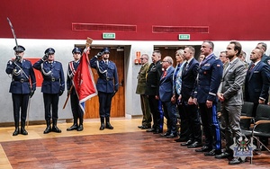 Na zdjęciu policjanci podczas uroczystego wręczenia medali.