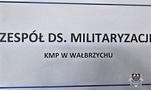 Na zdjęciu tabliczka zespół ds. militaryzacji.