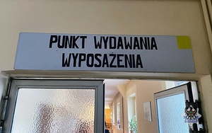 Na zdjęciu tabliczka punkt wydawania wyposażenia.