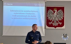 Na zdjęciu uczestnicy działań EGIDA w gmachu wałbrzyskiej komendy.