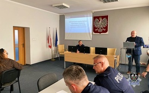 Na zdjęciu uczestnicy działań EGIDA w gmachu wałbrzyskiej komendy.