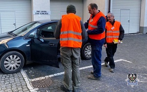 Na zdjęciu uczestnicy działań EGIDA w gmachu wałbrzyskiej komendy.