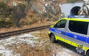 Na zdjęciu radiowóz w rejonie torowiska.