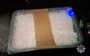 Na zdjęciu zabezpieczone narkotyki w postaci metamfetaminy.