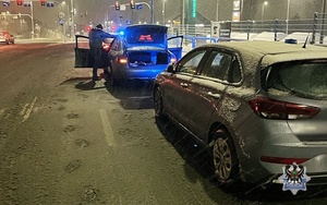 Na zdjęciu policjanci podczas przeprowadzania kontroli drogowej.