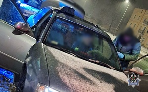 Na zdjęciu policjanci podczas przeprowadzania kontroli drogowej.