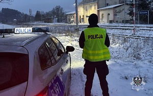 Na zdjeciu policjant podczas pełnienia służby.