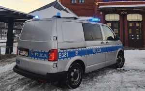 Na zdjęciu radiowóz w rejonie dworca.