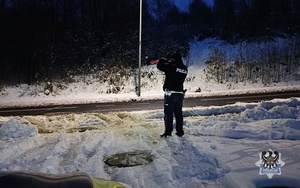 Na zdjęciu policjant podczas ręcznego pomiaru prędkości.