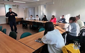 Spotkanie w Powiatowym Urzędzie Pracy. Policjant o służbie i zagrożeniach związanych z handlem ludźmi