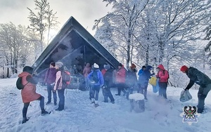 Zdjęcie grupowe uczestniczek wycieczki na Trójgarb.