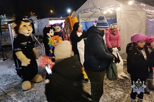 Na zdjęciu policyjna maskotka na lodowisku w Jedlinie-Zdroju wśród mieszkańców.