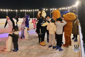 Na zdjęciu policyjna maskotka na lodowisku w Jedlinie-Zdroju wśród mieszkańców.