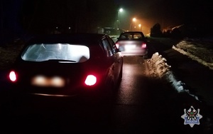 Na zdjęciu nieoznakowany radiowóz oraz kontrolowany samochód.