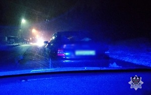 Na zdjęciu nieoznakowany radiowóz oraz kontrolowany samochód.